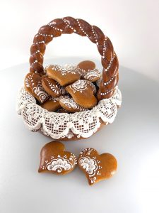 Perníkový košíček zdobený filetovým zdobením naplněný srdíčky z perníku