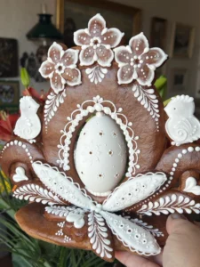 Velikonoční 3D sestava. ve tvaru vejce doplněná bílými ptáčky z perníku a bílou kraslicí